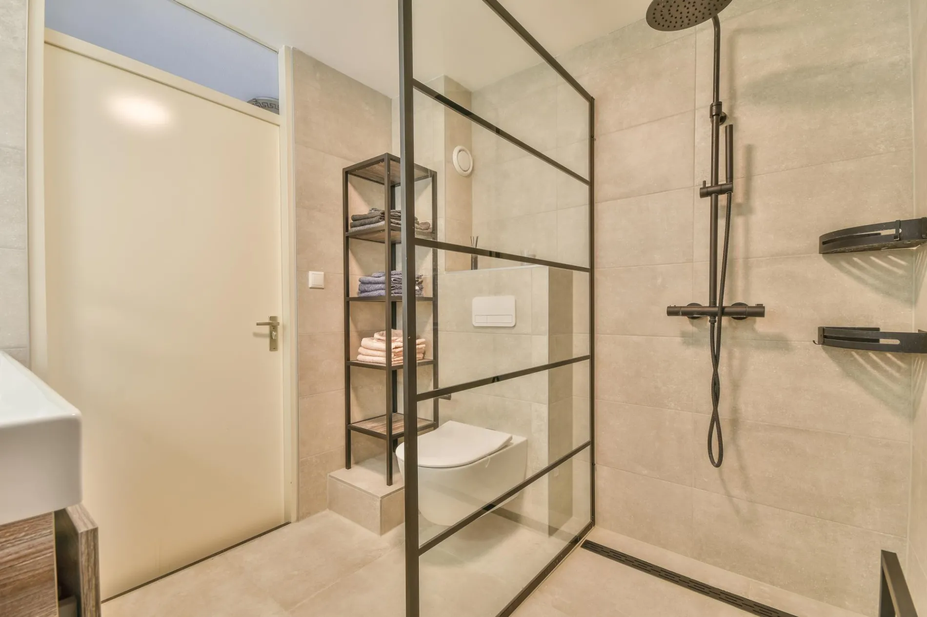 Exemple de douche à l'italienne terminée, avec une étanchéité parfaite, dans une maison à Mérignac.