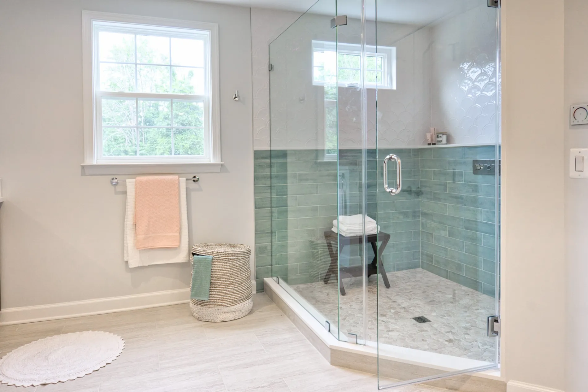 Exemple de douche senior sécurisée avec siège et barres d'appui, financée par les aides à la rénovation.