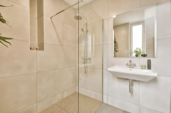 Remplacement d'une baignoire par une douche à l'italienne moderne en Gironde.