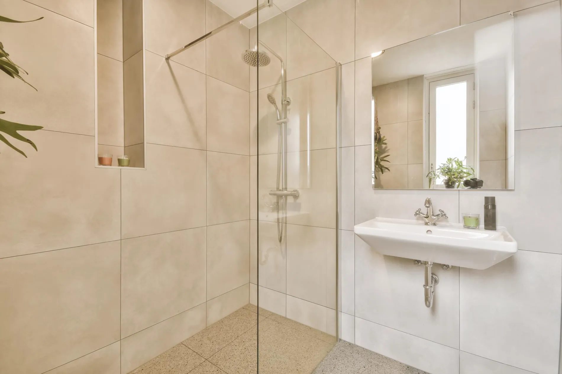 Paroi de douche transparente et entretenue dans une salle de bain rénovée à Bordeaux