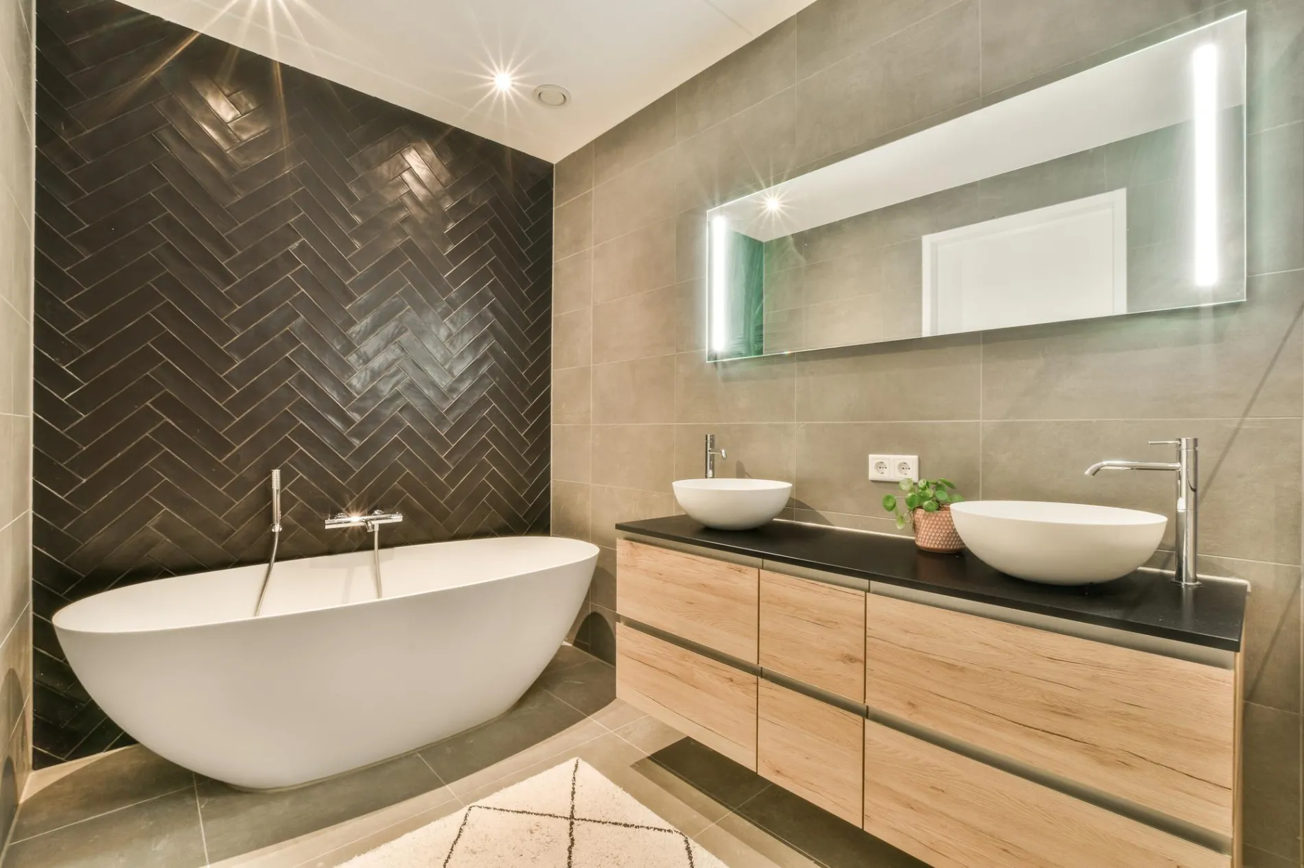 Baignoire blanche et propre, bien entretenue après rénovation
