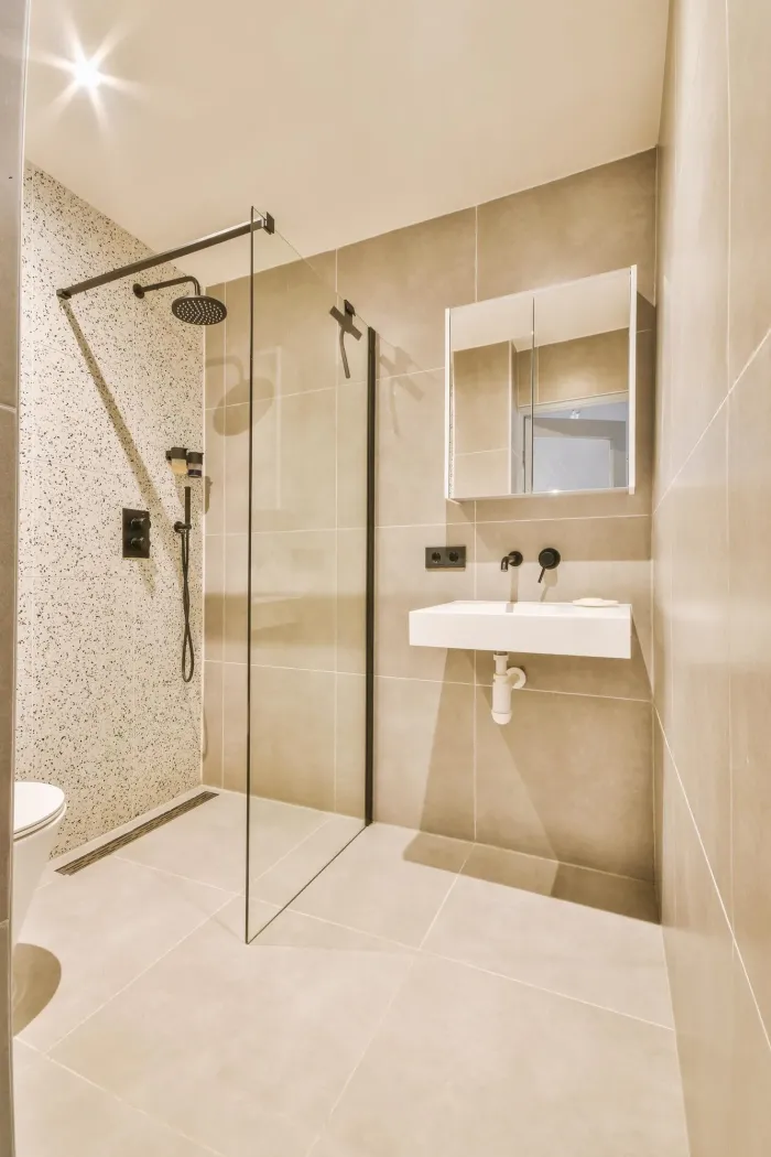 Aménagement optimisé d'une petite salle de bain design et moderne en Gironde