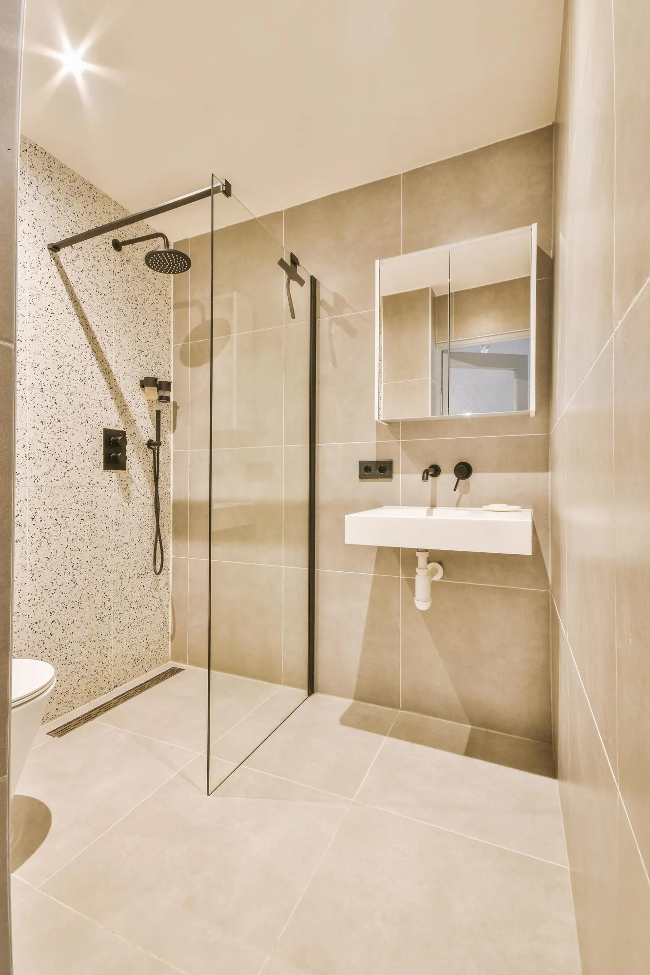 Exemple de salle de bain design moderne rénovée à Blanquefort par nos artisans.