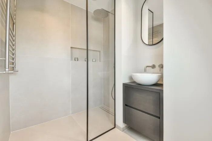 Équipements modernes et douche à l'italienne dans une salle de bain de luxe en Gironde.