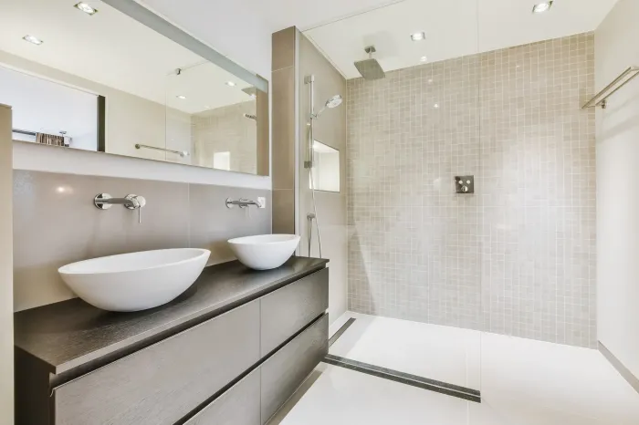 Carrelage gris moderne au sol et aux murs d'une salle de bain design en Gironde