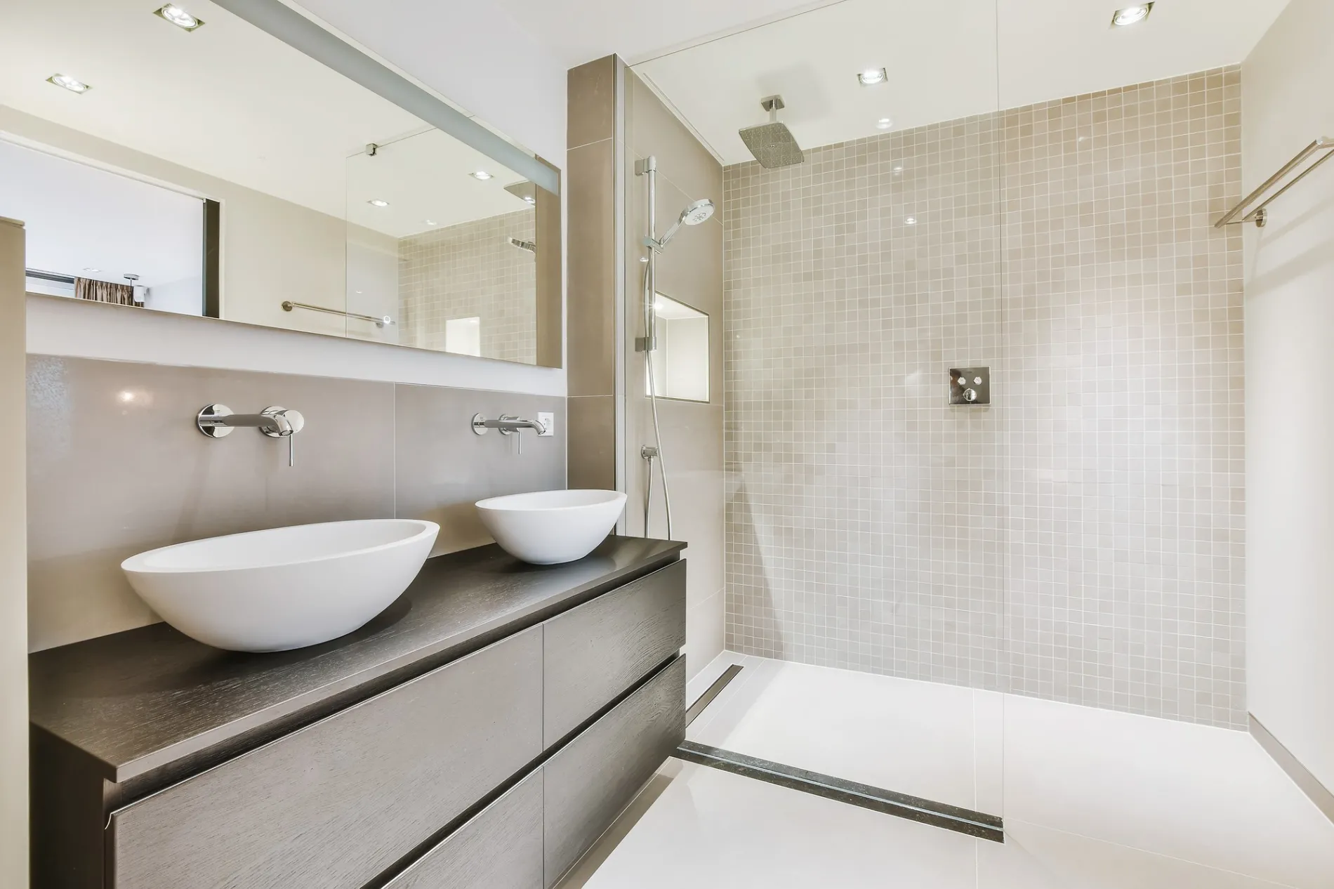 Exemple de salle de bain moderne rénovée à Lormont par nos artisans