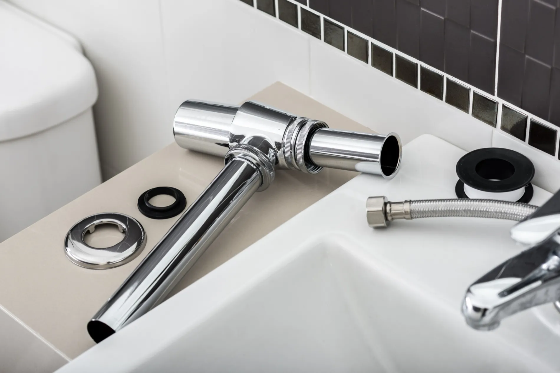 Artisan plombier réalisant des travaux de salle de bain à Cenon