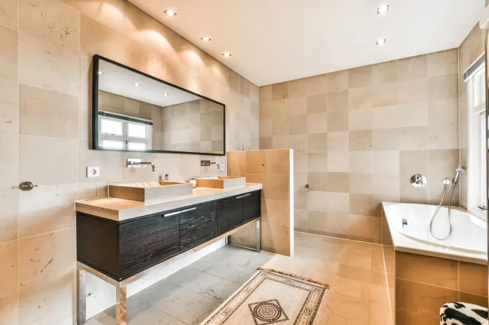 Détail d'une robinetterie thermostatique moderne dans une salle de bain rénovée.