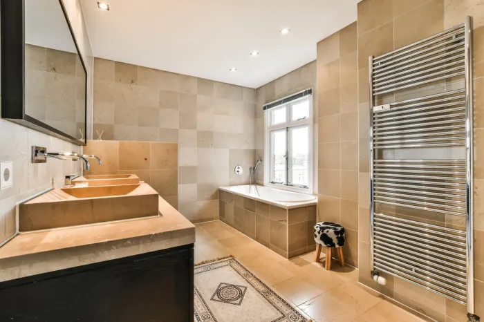 Meuble vasque suspendu pour optimiser une petite salle de bain en Gironde
