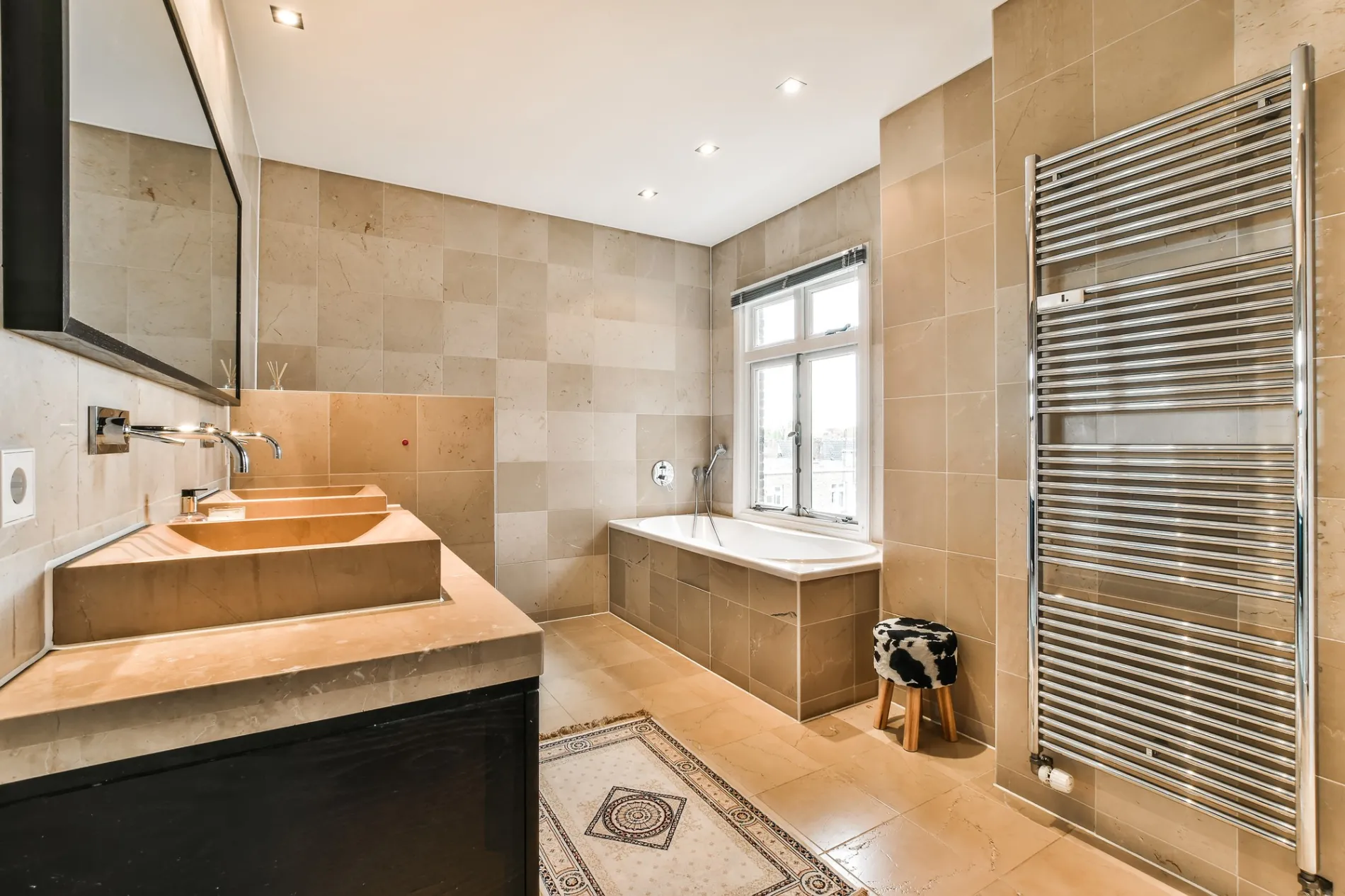 Exemple de salle de bain moderne et élégante rénovée à Bègles