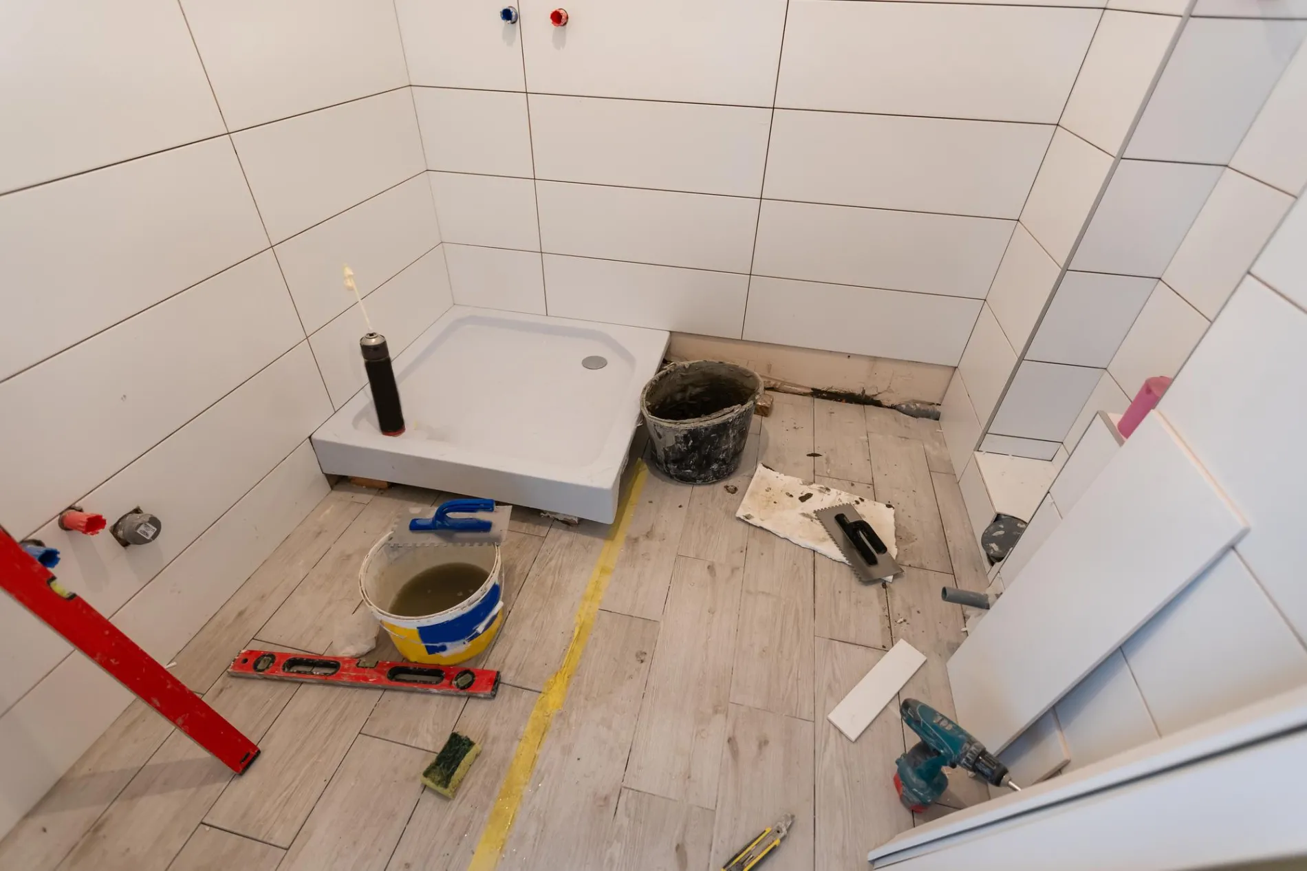 Artisan en plein travail sur un chantier de rénovation de salle de bain à Cestas.
